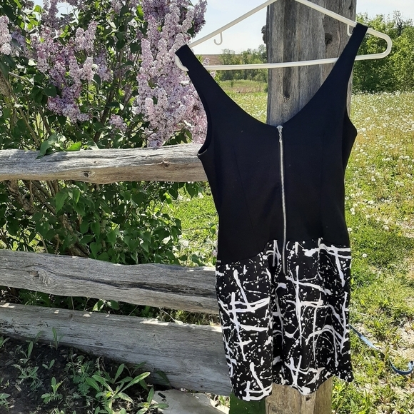 Adorable 80s style zipper dress - Picture 2 of 7